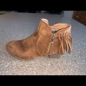Suede ankle boots with fringe